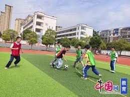 C罗的传奇人生：堪比王者的足球巨星
